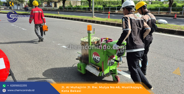 Pemasangan Marka Jalan